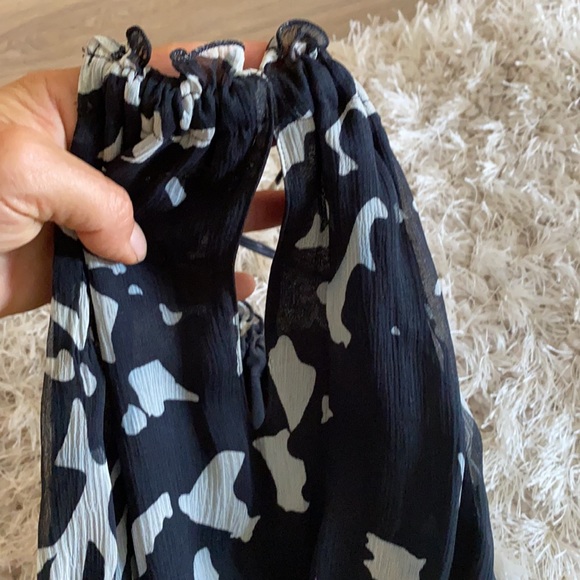 Beautiful feminine chiffon black and white print top - Picture 5 of 5